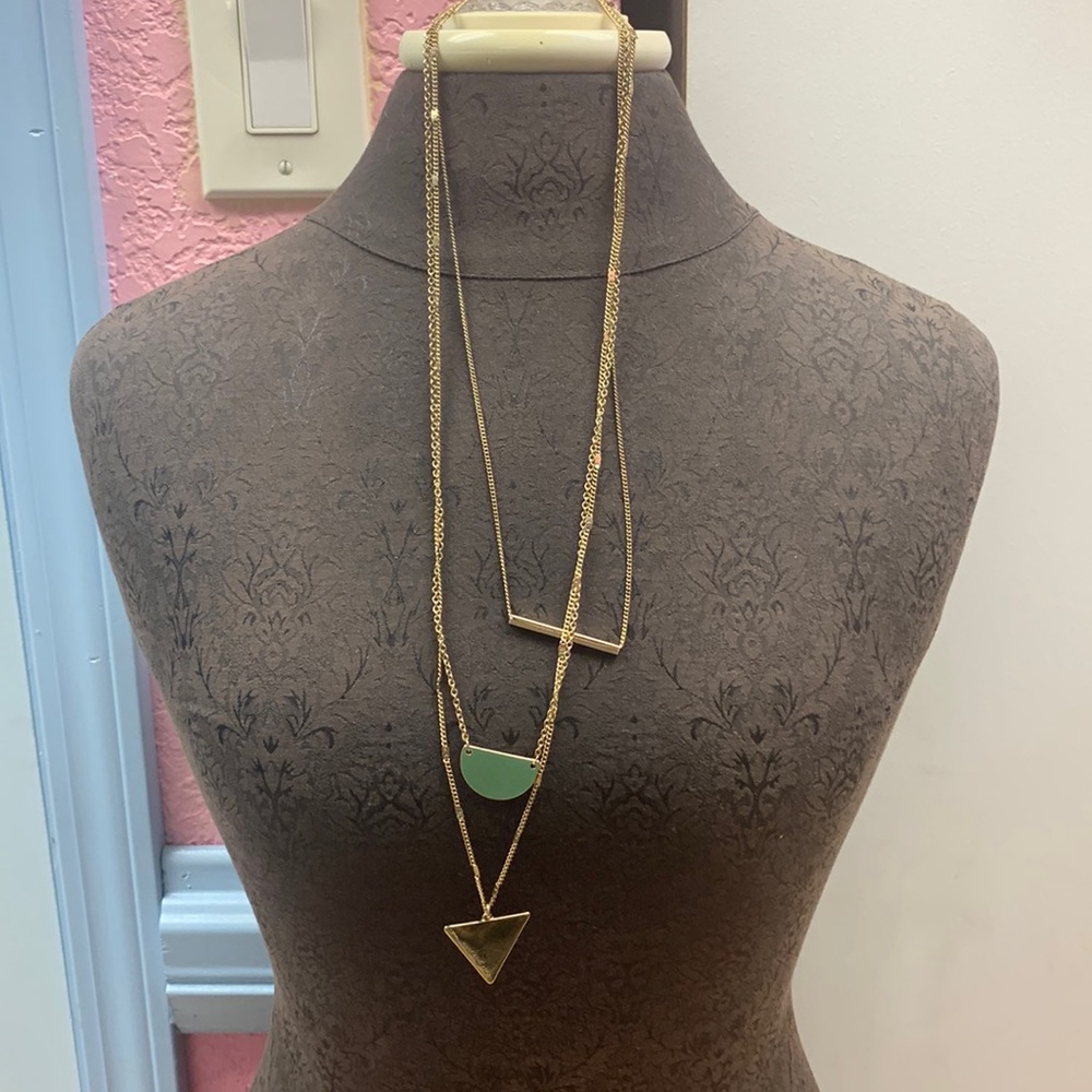 Triple strand adjustable necklace in good condition.